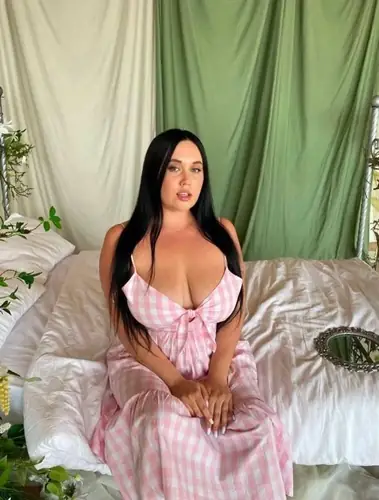 Gloria - boobs